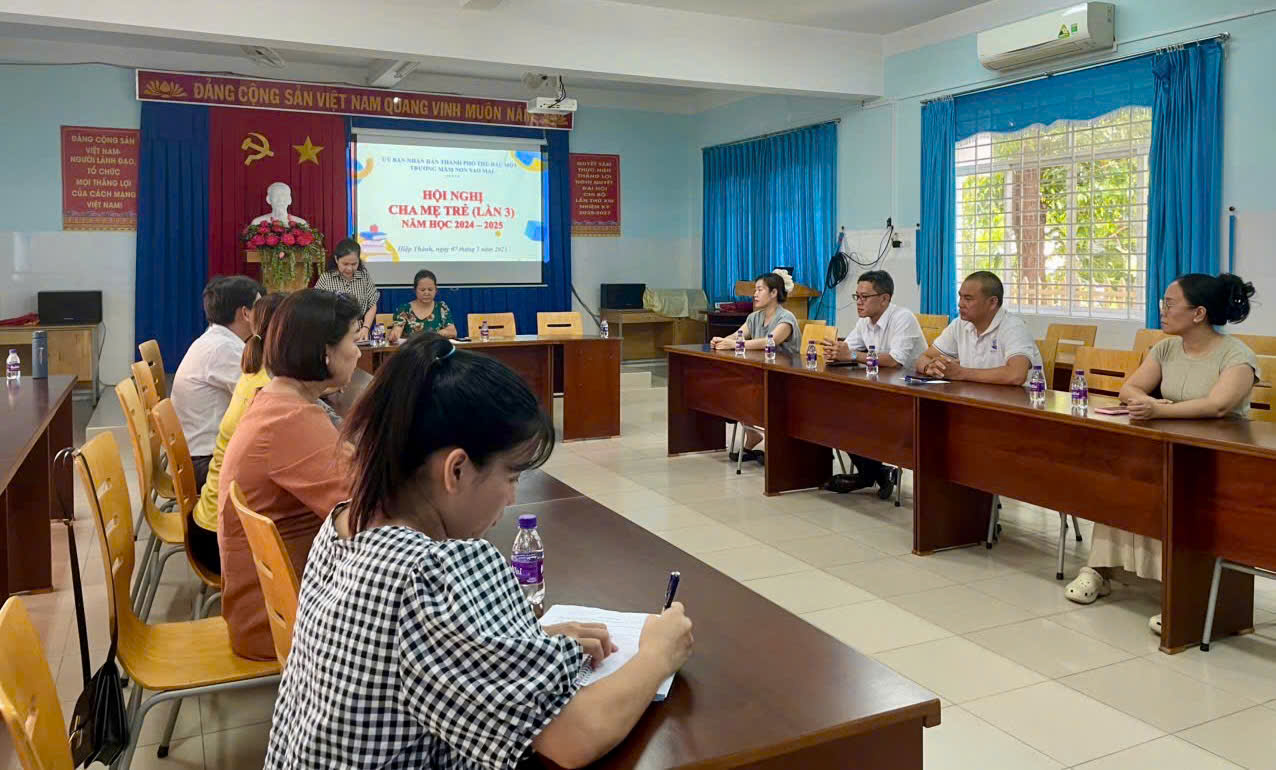 Nghe báo cáo hoạt động của nhà trường